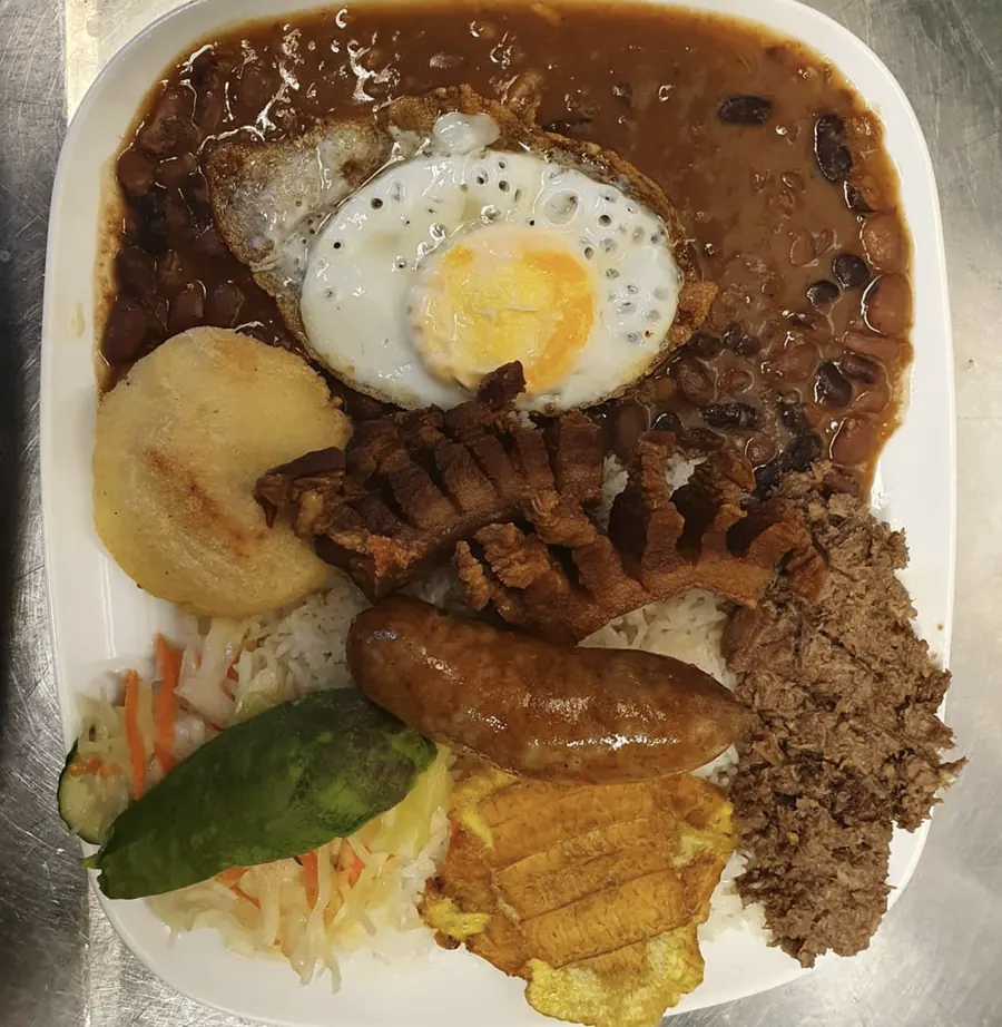 Bandeja paisa med bönor, ris, stekt ägg, chorizo, chicharrón och plantain