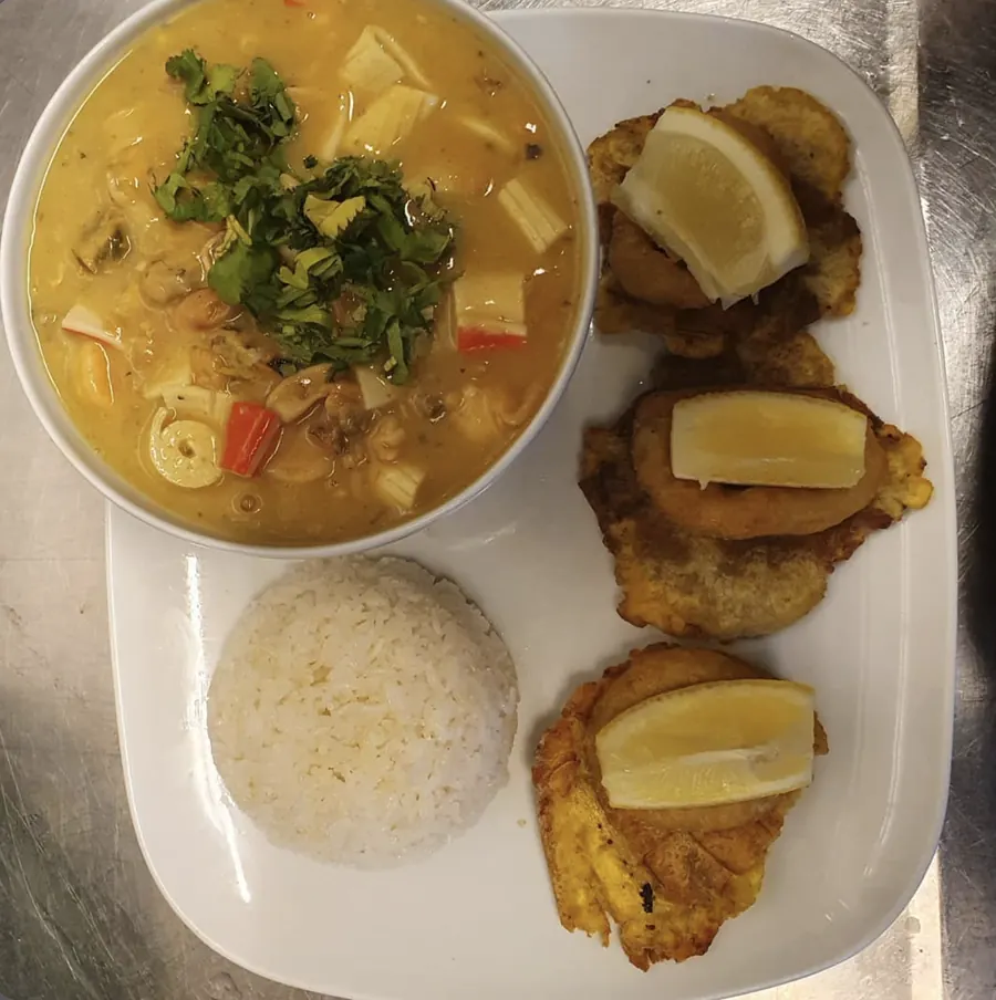 Cazuela de mariscos med ris och patacones