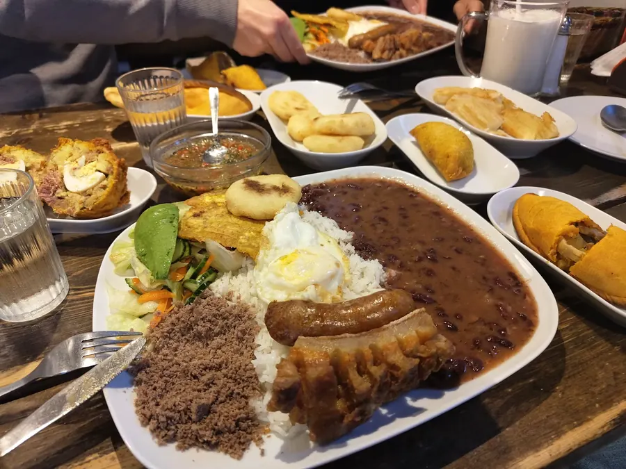 Empanadas, piroger och arepas på bordet