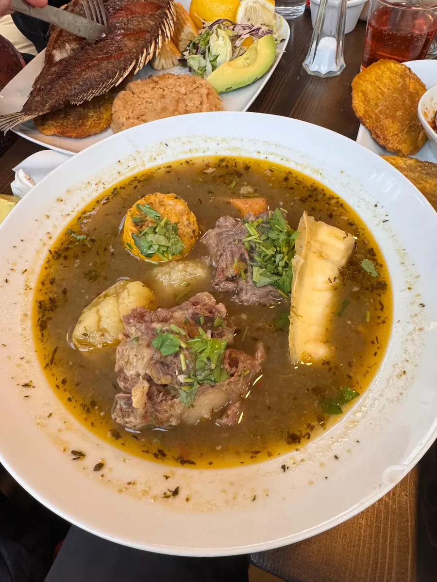 Sancocho med majs, kassava, plantain och koriander