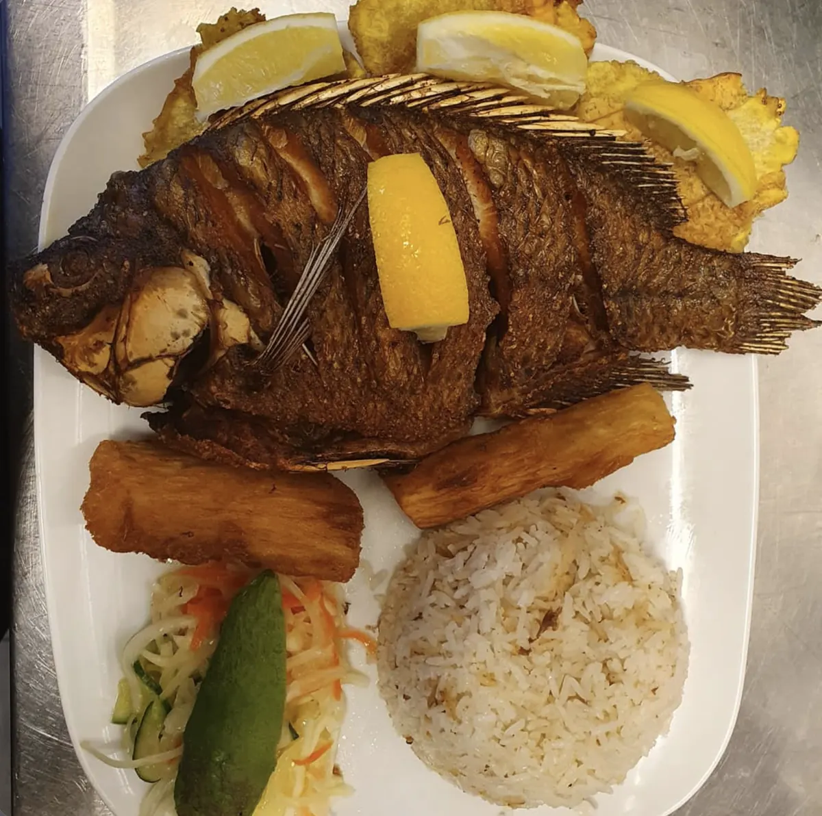 Stekt tilapia med ris, kassava och avokado